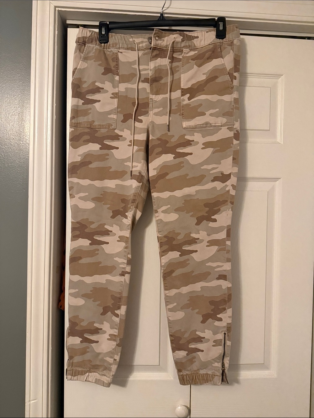 American Eagle Outfitters Beige Camo Jogger Pants